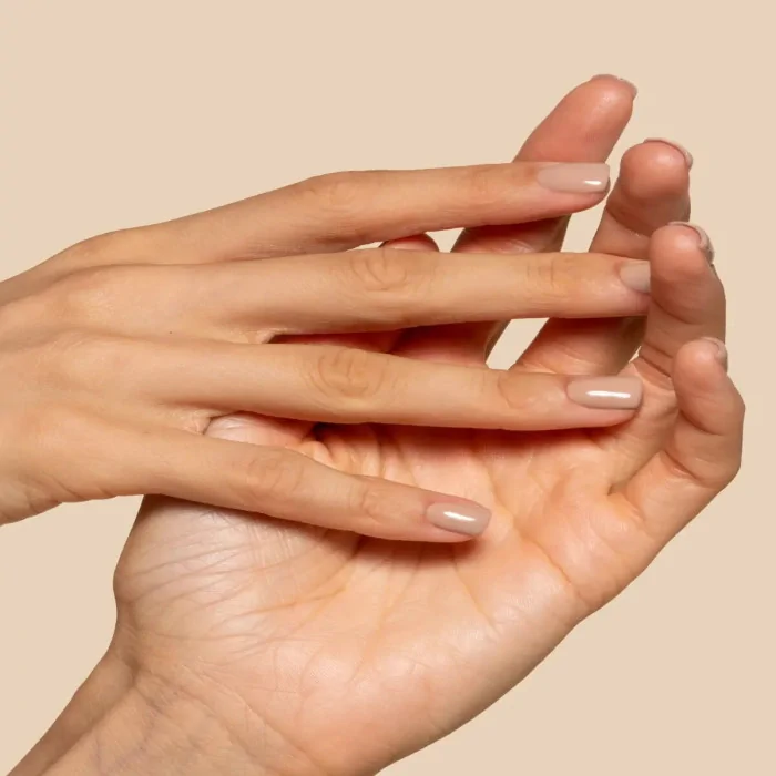 Vanilla Chai VS. Toffee nails: quale manicure scegliere in autunno